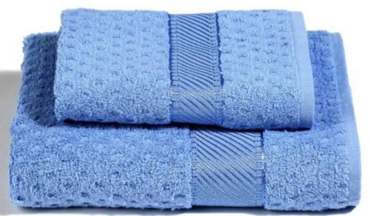 Set di asciugamani in spugna di colore blu azzurro piegati
